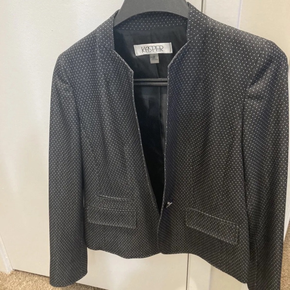 Kasper 2T suit jacket and skirt